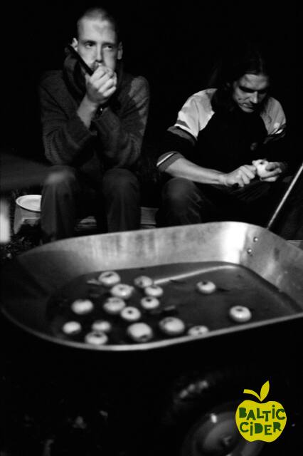 2006 – Abuls Cider House – Apple pressing
